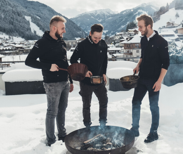 Arbeiten im Hotel Nesslerhof - Zimmermädchen beim Betten machen