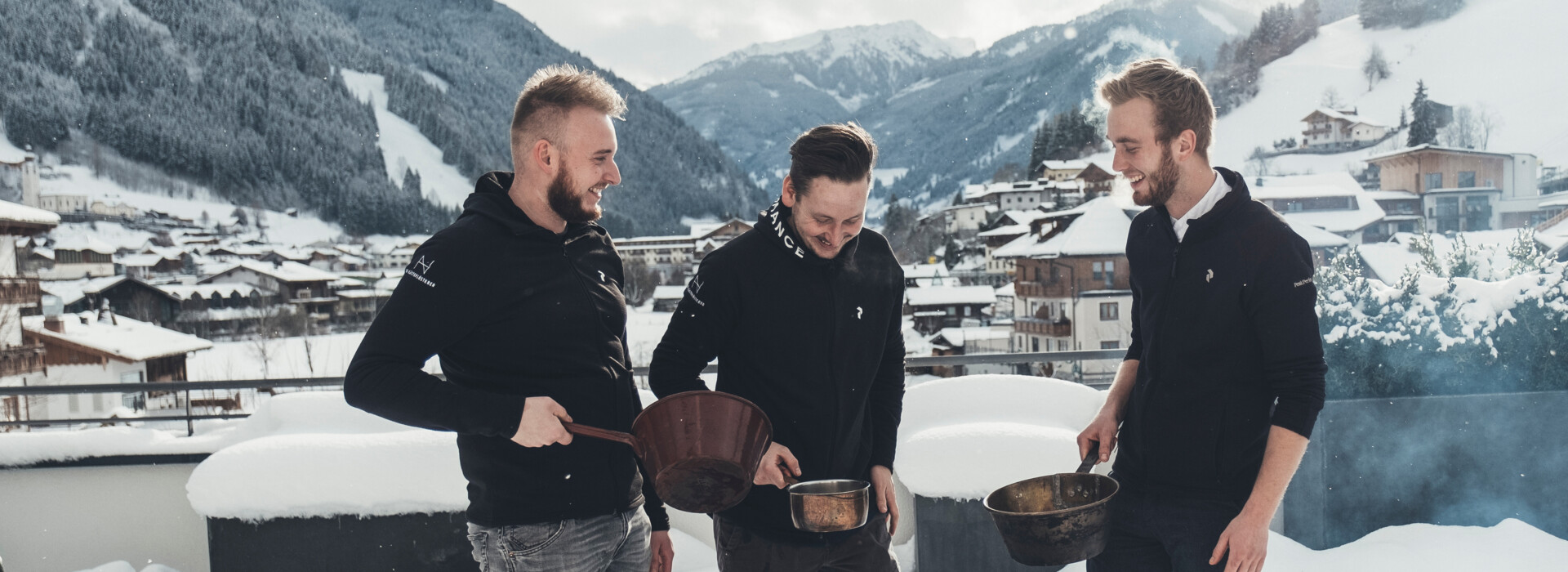 Arbeiten im Hotel Nesslerhof - Zimmermädchen beim Betten machen
