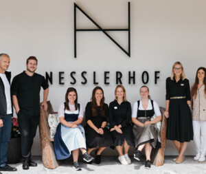 Arbeiten im Hotel Nesslerhof - Zimmermädchen beim Betten machen