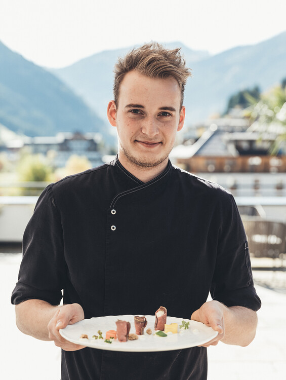 Jungkoch mit Vorspeisenteller im Hotel Nesslerhof in Großarl, Salzburg