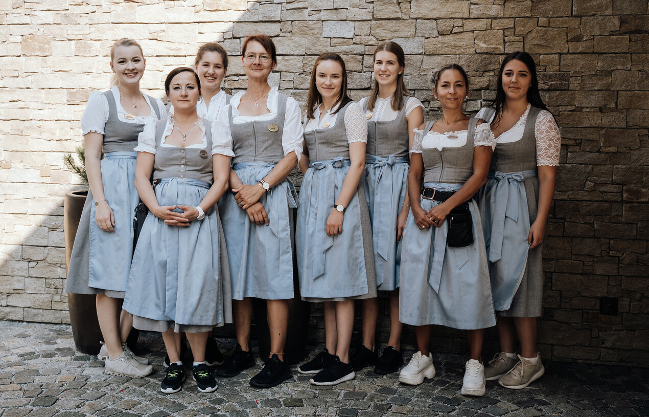 Service-Team der Gästeflüsterer in Tracht vor dem 4*S Hotel Nesslerhof in Großarl