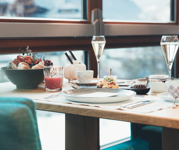 Gedeckter Tisch mit Frühstück, Sekt und Gebäck im Hotel Nesslerhof, Großarl