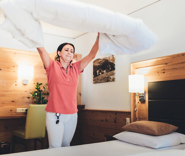 Arbeiten im Hotel Nesslerhof - Zimmermädchen beim Betten machen