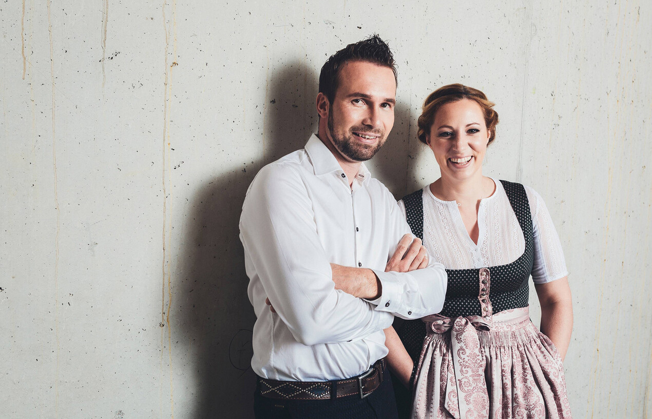 Tina und Hermann Neudegger in Tracht im Hotel Nesslerhof, Großarl