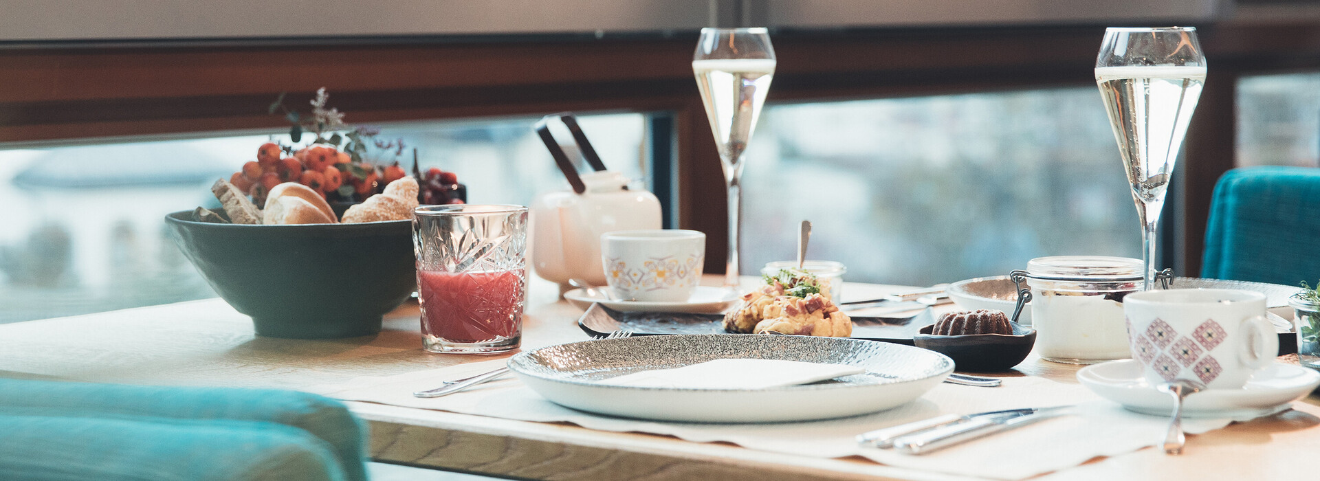 Gedeckter Tisch mit Frühstück, Sekt und Gebäck im Hotel Nesslerhof, Großarl